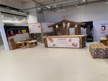 20-Einseitige-Almhuetten-Fassade-Netto-Olympia-Event