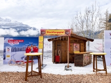 Einseite Almhüttenfassade Netto Olympia-Event Cortina