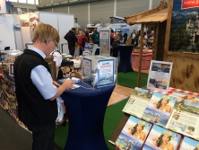 Prospektpräsentation am ALPenjoy Messestand