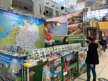 Prospektpräsentation am Stand "Urlaub in Deutschland"