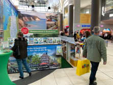 Prospektpräsentation am Stand "Urlaub in Deutschland"