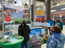 Prospektpräsentation am Stand "Urlaub in Deutschland"