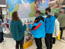 Prospektpräsentation am Stand "Urlaub in Deutschland"