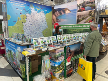 Prospektpräsentation am Stand "Urlaub in Deutschland"