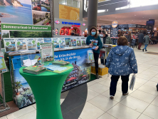 Prospektpräsentation am Stand "Urlaub in Deutschland"