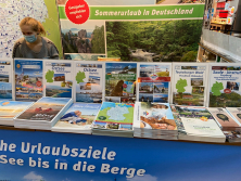 Prospektpräsentation am Stand "Urlaub in Deutschland"