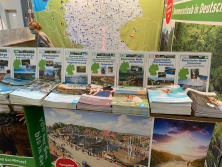 Prospektpräsentation am Stand "Urlaub in Deutschland"