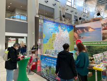 Prospektpräsentation am Stand "Urlaub in Deutschland"