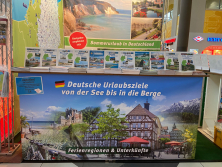 Prospektpräsentation am Stand "Urlaub in Deutschland"