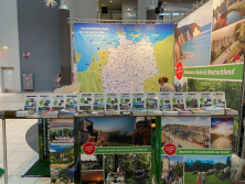 Prospektpräsentation am Stand "Urlaub in Deutschland"