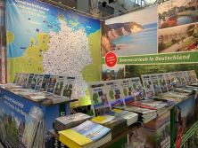 Prospektpräsentation am Stand "Urlaub in Deutschland"