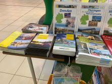 Prospektpräsentation am Stand "Urlaub in Deutschland"