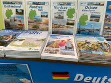 Prospektpräsentation am Stand "Urlaub in Deutschland"