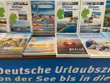 Prospektpräsentation am Stand "Urlaub in Deutschland"