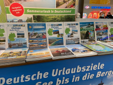 Prospektpräsentation am Stand "Urlaub in Deutschland"