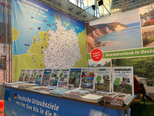 Prospektpräsentation am Stand "Urlaub in Deutschland"