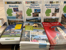 Prospektpräsentation am Stand "Urlaub in Deutschland"