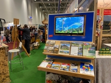 Prospektpräsentation am Messestand Urlaub in den Alpen
