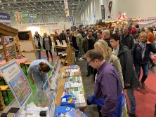 Prospektpräsentation am Messestand Urlaub in den Alpen