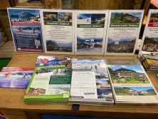 Prospektpräsentation am Messestand Urlaub in den Alpen