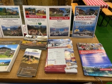 Prospektpräsentation am Messestand Urlaub in den Alpen