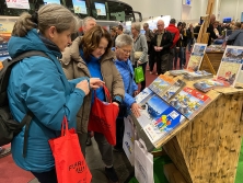 Prospektpräsentation am Messestand Urlaub in den Alpen