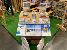 Prospektpräsentation am Messestand Urlaub in den Alpen