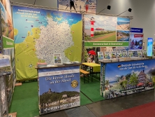 Prospektpräsentation am Messestand Urlaub in Deutschland