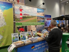 Prospektpräsentation am Messestand Urlaub in Deutschland