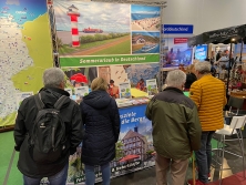 Prospektpräsentation am Messestand Urlaub in Deutschland