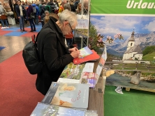 Prospektpräsentation am Messestand Urlaub in Deutschland