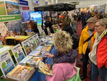 Prospektpräsentation am Messestand Urlaub in Deutschland