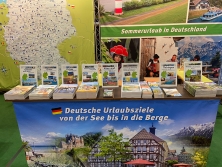 Prospektpräsentation am Messestand Urlaub in Deutschland