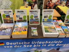Prospektpräsentation am Messestand Urlaub in Deutschland
