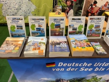 Prospektpräsentation am Messestand Urlaub in Deutschland
