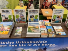 Prospektpräsentation am Messestand Urlaub in Deutschland