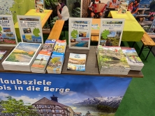 Prospektpräsentation am Messestand Urlaub in Deutschland