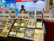 Prospektpräsentation am Messestand Urlaub in den Alpen