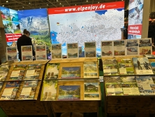 Prospektpräsentation am Messestand Urlaub in den Alpen