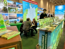Prospektpräsentation am Messestand Urlaub in Deutschland
