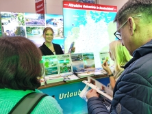 Prospektpräsentation am Messestand Urlaub in Deutschland