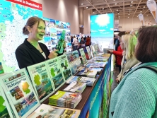 Prospektpräsentation am Messestand Urlaub in Deutschland
