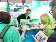 Prospektpräsentation am Messestand Urlaub in Deutschland