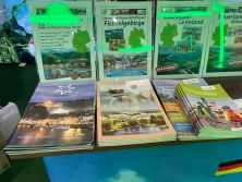 Prospektpräsentation am Messestand Urlaub in Deutschland