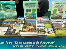 Prospektpräsentation am Messestand Urlaub in Deutschland