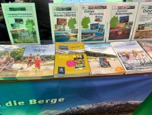 Prospektpräsentation am Messestand Urlaub in Deutschland