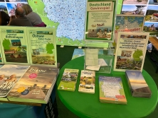 Prospektpräsentation am Messestand Urlaub in Deutschland