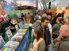 Prospektpräsentation am Messestand Urlaub in Deutschland