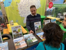 Prospektpräsentation am Messestand Urlaub in Deutschland