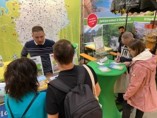 Prospektpräsentation am Messestand Urlaub in Deutschland